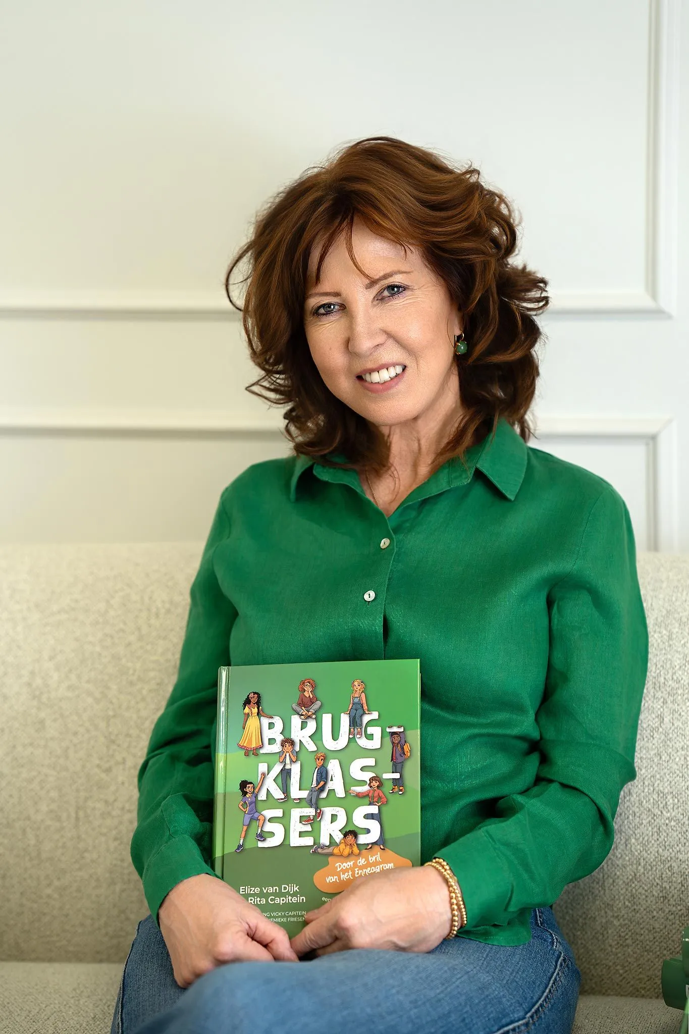 Rita Capitein met het boek Brugklassers door de bril van het Enneagram
